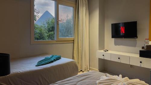 Una cama o camas en una habitación de Nut Pyramids Hotel