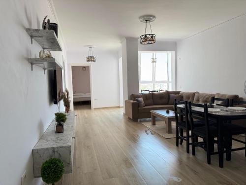 Posezení v ubytování Spacious 2BR Apartment Walk in Closet Stunning Sunset Views