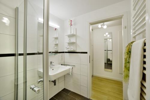 a bathroom with a sink and a mirror at Ferienwohnung Strandkörbchen in Juliusruh