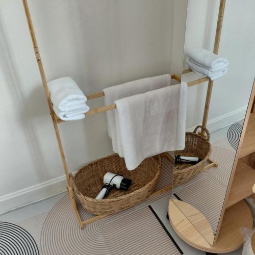 a bathroom with a basket with towels on it at Baanjaifu บ้านใจฟู in Ban Muang Ba