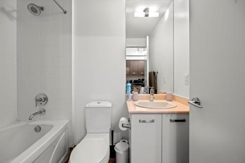 Ένα μπάνιο στο 1BR High Floor View Downtown Toronto