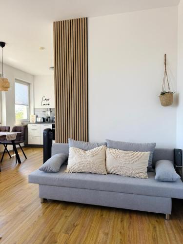 a blue couch sitting in a living room at Casa Lumina - Stilvolles Apartment mit Herz in Schweinfurt