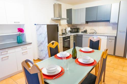 a kitchen with a table and chairs and a kitchen with a table and chairsktop at Blumenstrasse 22 in Interlaken