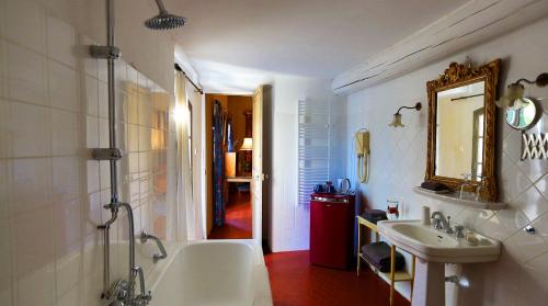 Phòng tắm tại Maison d'hôtes Campagne-Baudeloup