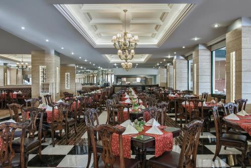 En restaurant eller et andet spisested på Delphin Deluxe Resort