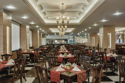 En restaurant eller et andet spisested på Delphin Deluxe Resort