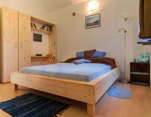sypialnia z dużym drewnianym łóżkiem w pokoju w obiekcie Apartment Vanilla w mieście Borovići