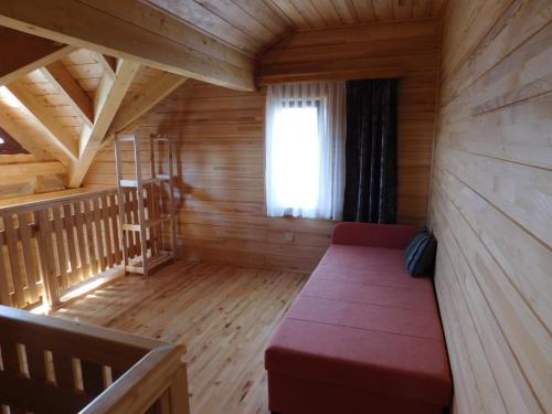 格拉博瓦茨萨拉旅馆的小屋内的小房间,配有红色沙发