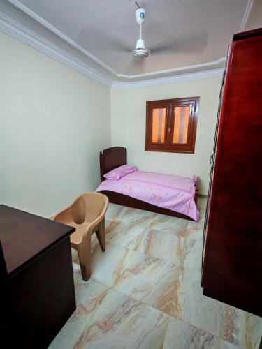 a bedroom with a pink bed and a table at A furnished appartment for students 