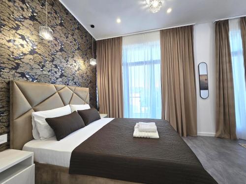 Un dormitorio con una cama grande en una habitación. en AGrey frame Residence Villas, en Bucarest