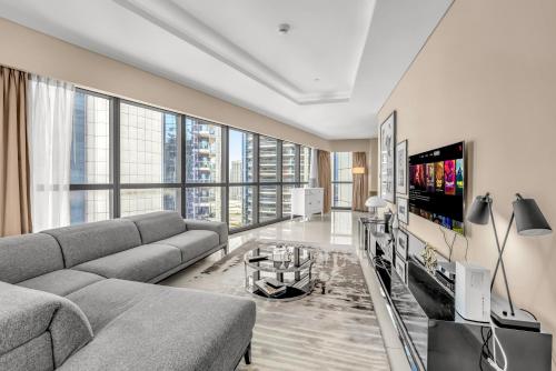2BR Midtown Gem - Luxurious Apartment with Balcony
