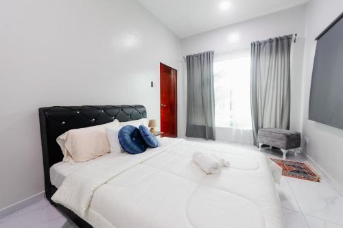 Кровать или кровати в номере Rumahkita Beranang TJS Holiday Homes