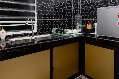 Кухня или мини-кухня в Rumahkita Beranang TJS Holiday Homes
