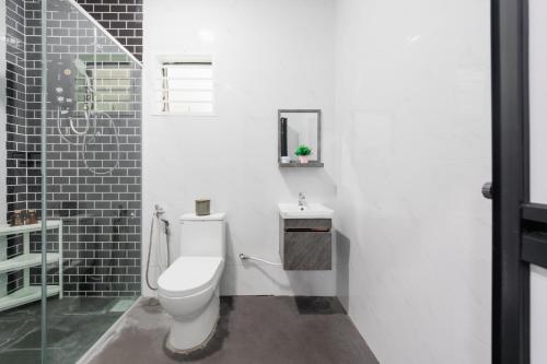 Ванная комната в Rumahkita Beranang TJS Holiday Homes