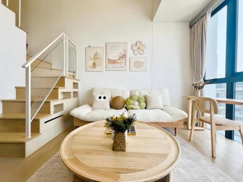 a living room with a table and a couch at Siamese Residence Landmark MRTA Station Bangkok in Bangkok