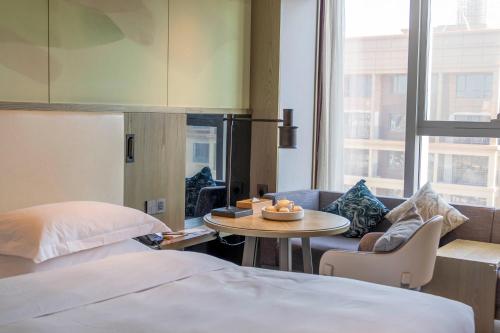 Letto o letti in una camera di Delta Hotels by Marriott Kunming