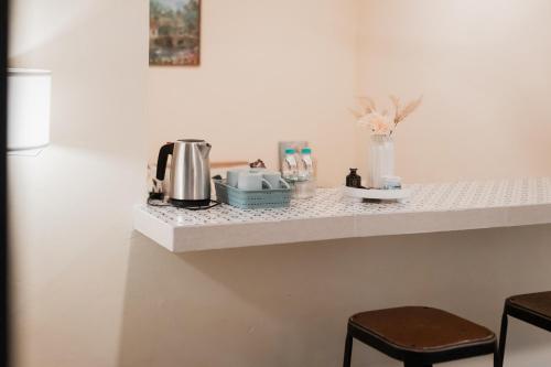 Принадлежности для чая и кофе в Rumahkita Beranang TJS Holiday Homes