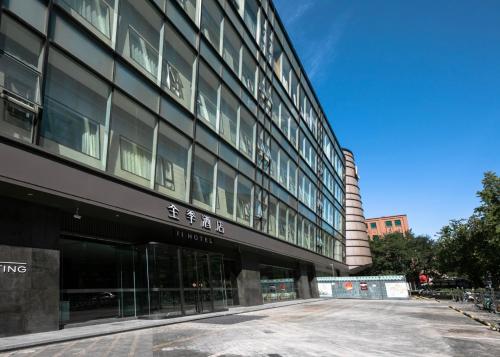 北京市にあるJI Hotel Beijing Wangfujingの駐車場付き建物の外観