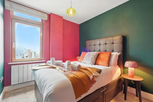 Ένα ή περισσότερα κρεβάτια σε δωμάτιο στο Penthouse Botanica- Wyndale Signature Stays