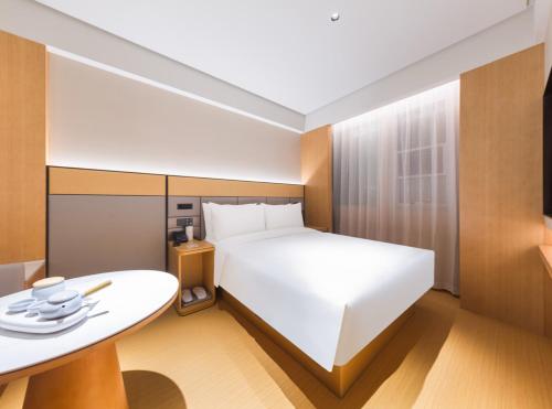 Ένα ή περισσότερα κρεβάτια σε δωμάτιο στο JI Hotel Beijing West Railway Station North Square