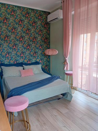 a bedroom with a bed with a floral wall at my house intero appartamento in stazione in Pisa