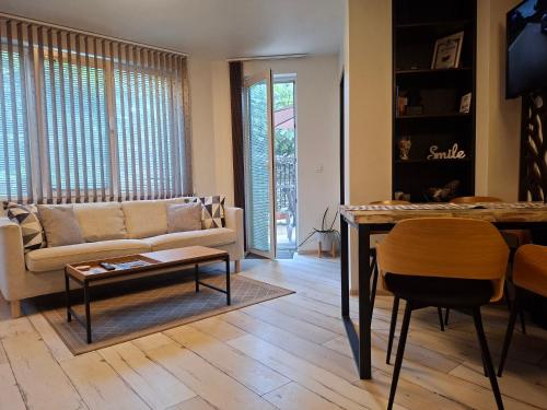 Posezení v ubytování Saint Nicholas Varna Lovely 2 bedroom apartment with sunny garden