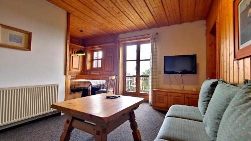 a living room with a couch and a table at FerienFleckl in Warmensteinach