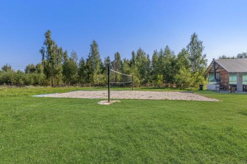 a volley ball hoop in the middle of a yard at Fazenda Akwa Baseini in Solotvyno