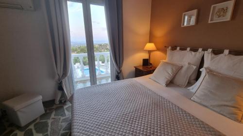 Ένα ή περισσότερα κρεβάτια σε δωμάτιο στο Mediterranean Villa Megara