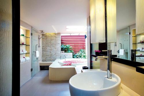 Een badkamer bij Chaweng Regent Beach Resort - SHA Extra Plus