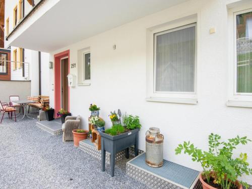 Apartment in Strengen near Ski Slopesにあるバルコニーまたはテラス