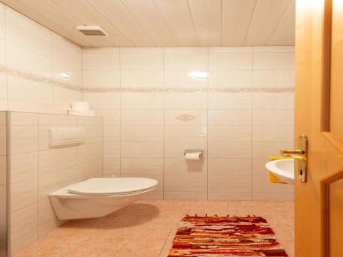 Apartment in Strengen near Ski Slopesにあるバスルーム
