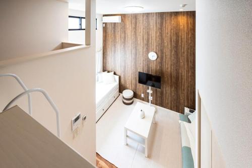 een badkamer met een toilet en een televisie. bij Residence Noa 101 in Fukuoka