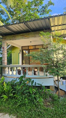 Κήπος έξω από το Tropical 1BR Bungalow in Rawai with Shared Pool