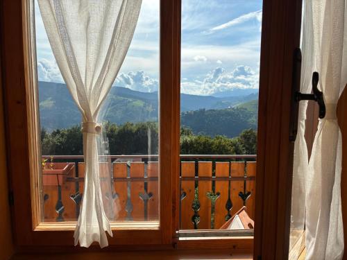 Pemandangan gunung umum atau pemandangan gunung yang diambil dari apartmen