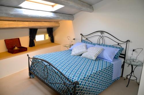 セニガッリアにあるA Casa di Nonna Linda B&Bのベッドルーム1室(青いベッド1台、枕2つ付)