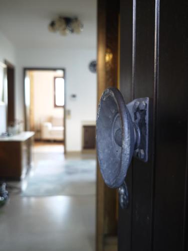 a door knob on a black door in a room at Gesamte Unterkunft - Wohlfühloase in Pforzheim Stadtnähe in Pforzheim