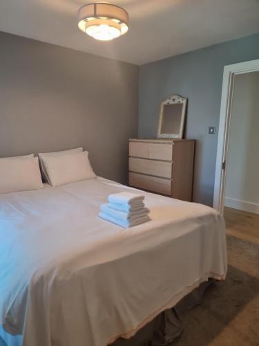 ロンドンにあるAbbey Road Roomのタオルが敷かれたベッドのある寝室