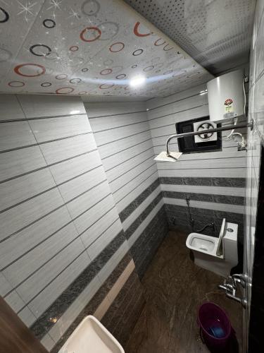 a bathroom with a toilet and a sink at Shree Banke Bihari Place in Khātu