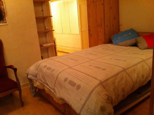 - une petite chambre avec un lit et une fenêtre dans l'établissement Saint Michel Notre Dame, à Paris