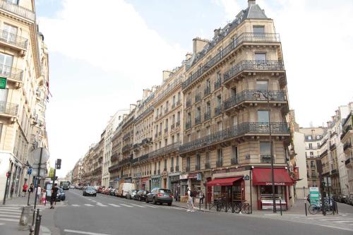 una strada cittadina con un grande edificio sul lato della strada di Saint Michel Notre Dame a Parigi