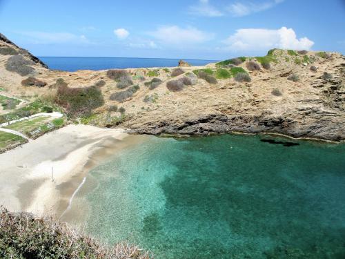 an aerial view of a beach with blue water at Cottage in Pasalites near Mount Psiloritis in Pasalítai