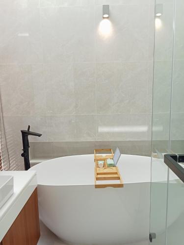 Et badeværelse på Luxury Design 3 Bedroom Villa AB2