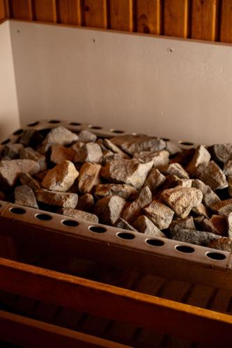 a box full of rocks in a woodenasteryasteryasteryasteryasteryasteryasteryastery at Vlierijck in Oost-Vlieland