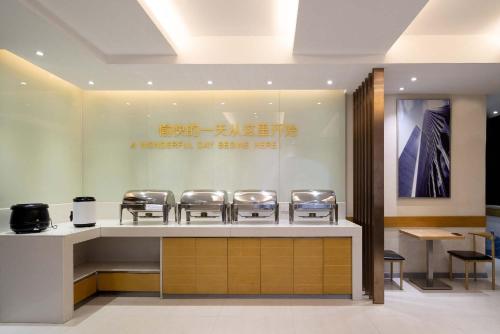 Lobi atau kawasan kaunter penerimaan di Guilin Riverside Hotel