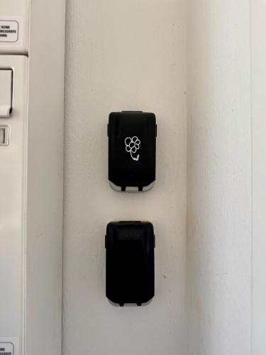 a couple of black switches on a wall at Klimatisierte Luxus-Dachterrassenwohnung im Zentrum in Sankt Pölten