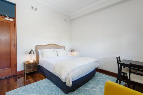 Ein Bett oder Betten in einem Zimmer der Unterkunft Royal Hotel Dungog