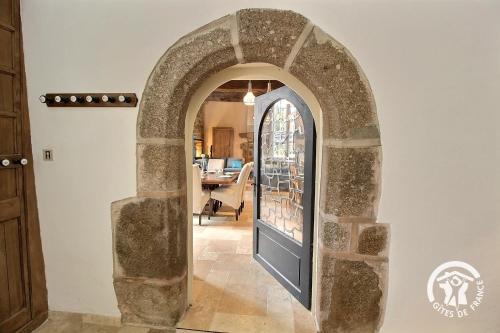 Ein Sitzbereich in der Unterkunft Manoir de kerloscant