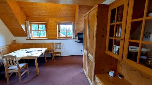a dining room with a table and chairs in a cabin at FerienFleckl in Warmensteinach