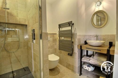 Ein Badezimmer in der Unterkunft Manoir de kerloscant
